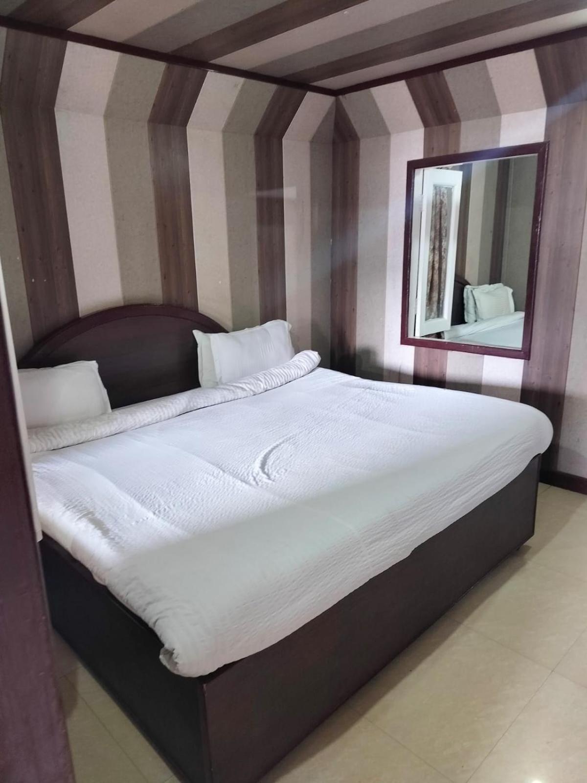 Hotel Surya Lake View Naini Tāl Exterior foto